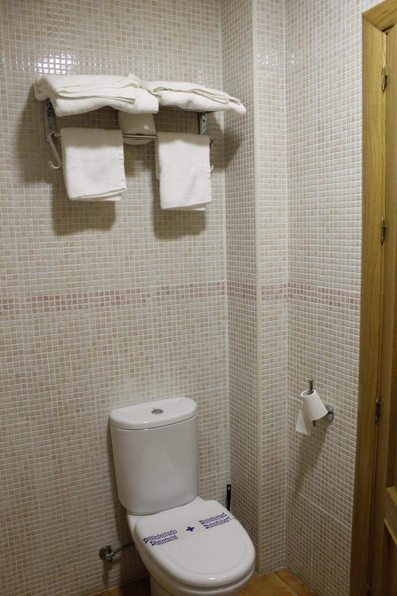 Hostal Restaurante Bustos Villarrubio Экстерьер фото